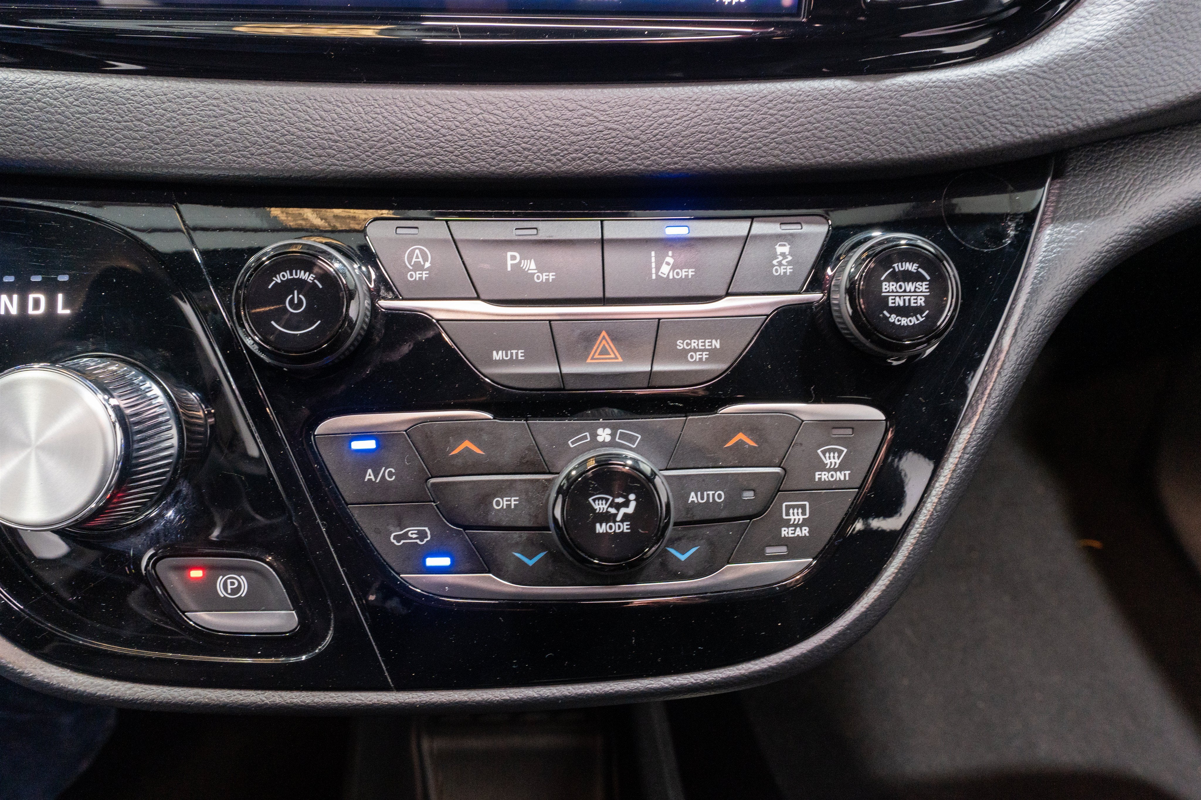 2025 Chrysler Pacifica Select