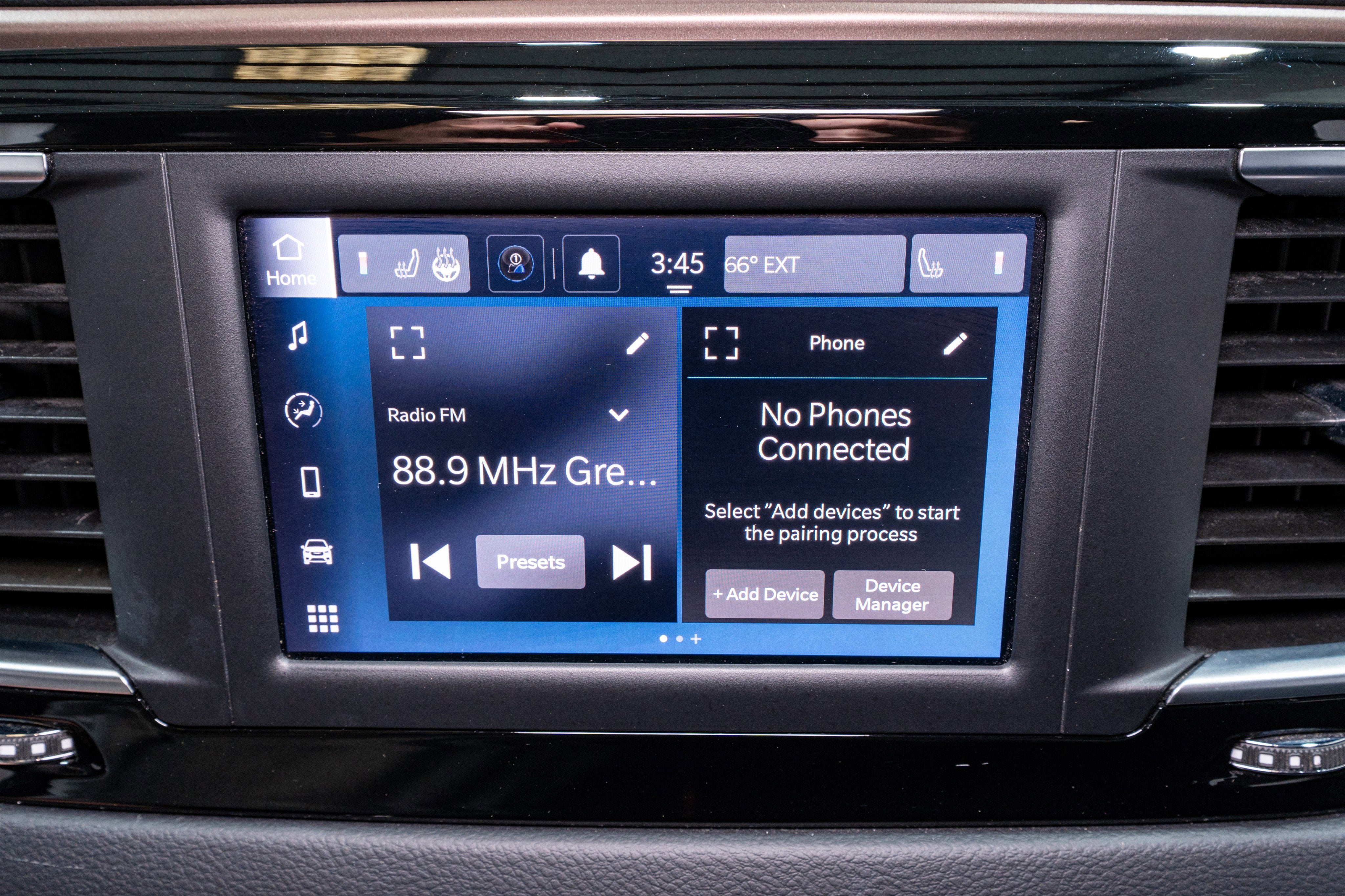 2023 Chrysler Voyager LX
