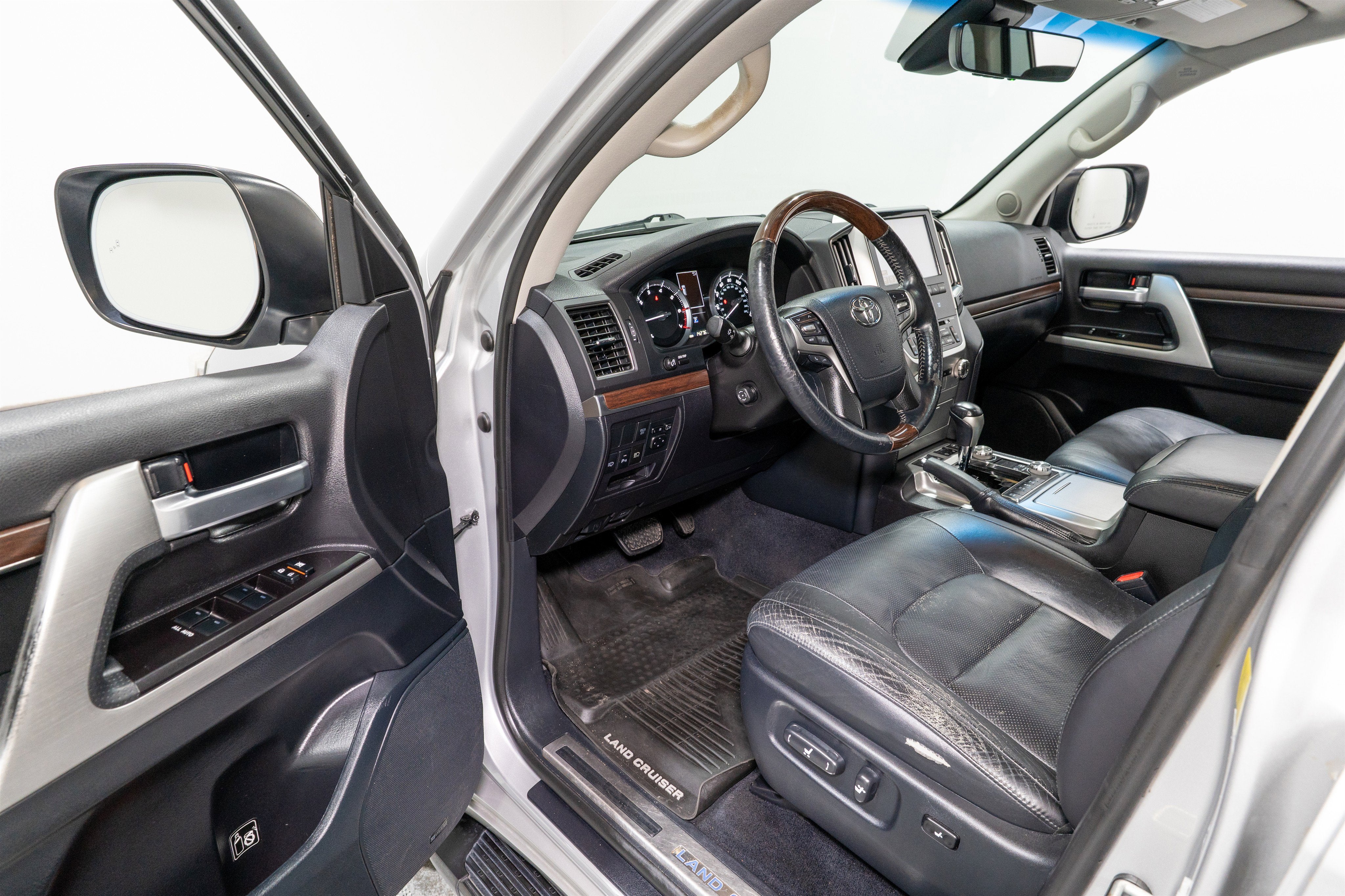 2016 Toyota Land Cruiser Base